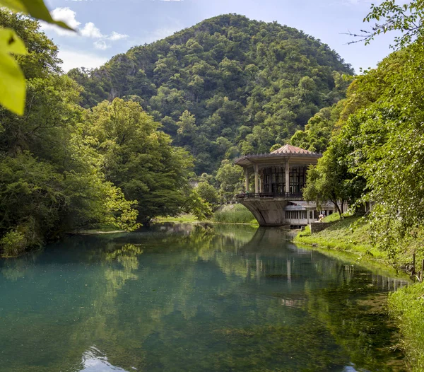 Sisteki karanlık dağların muhteşem manzarası