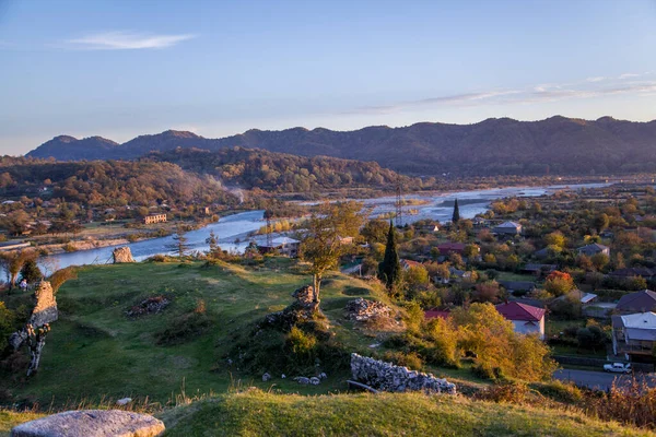 Abhazya 'da bir dağ köyü ve bir nehir manzarası