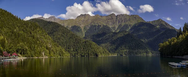Abhazya dağlarında Ritsa Gölü. Kafkaslar