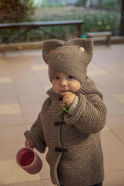 Bahçede küçük ilginç bir çocuk yürüyor.