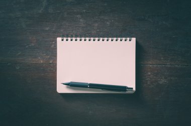 Ahşap masa üstünde not etmek