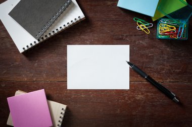 Not defteri ve take away kahve fincanı