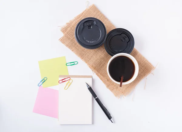 Блокнот и забрать чашку кофе — стоковое фото