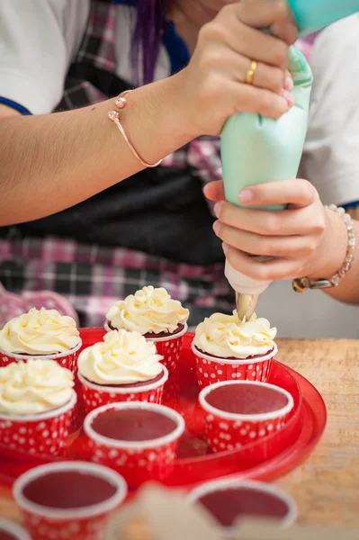 Making red velvet cupcakes — Stock Photo, Image