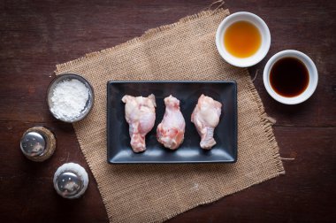 Derin kızarmış tavuk kanadı yapmak için hazırlık