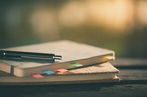 Xícara de café com notebook sobre mesa de madeira rústica — Fotografia de Stock