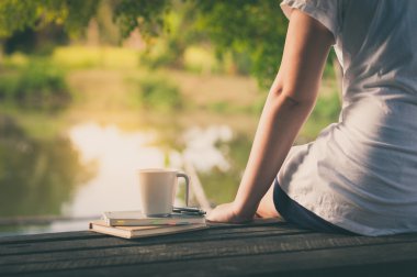 Rustik ahşap masa üstünde defter ile kahve fincanı