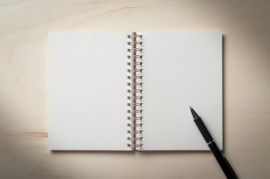 Ahşap masa üstünde not etmek