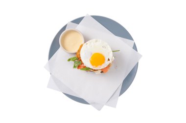 Pastırma ve yumurta ile sandviç