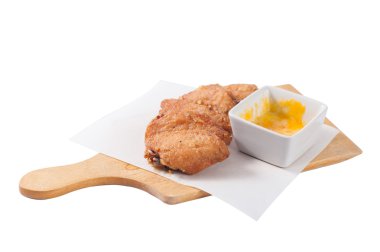 Derin kızarmış tavuk kanadı peynir ile