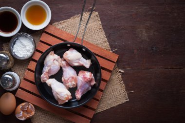 Derin kızarmış tavuk kanadı yapmak için hazırlık