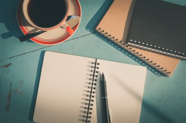Ahşap masa Notenook ve kahve Kupası