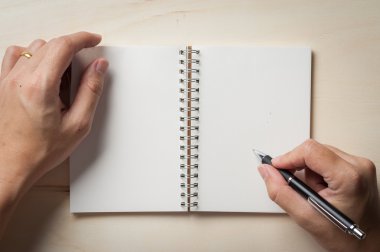 Ahşap masa üstünde not etmek