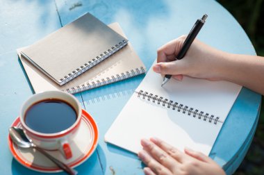 Sabah zamanında açık kahve molası