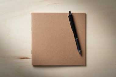 Ahşap masa üstünde not etmek