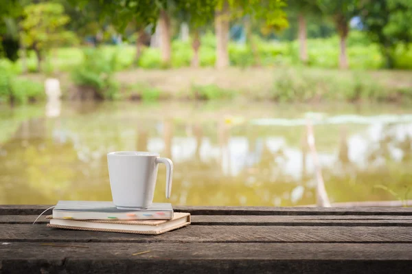 Tasse à café avec carnet sur table en bois rustique — Photo