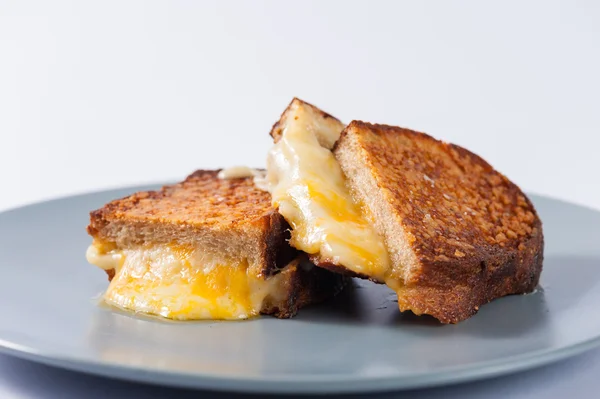Сендвіч з різними видами сиру — стокове фото