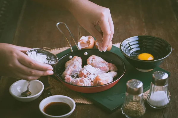 Preparation for making deep fried chicken wings — Stock Photo, Image