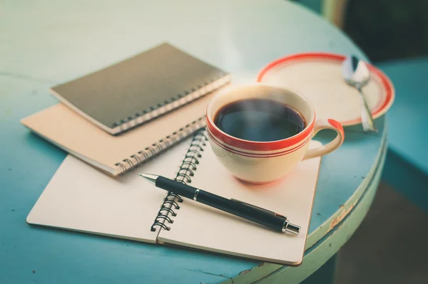 Notenook 和木桌上的咖啡杯 — 图库照片