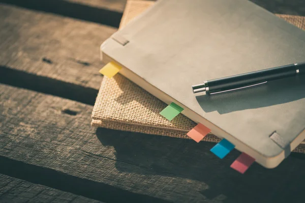 Taza de café con cuaderno en mesa de madera rústica —  Fotos de Stock