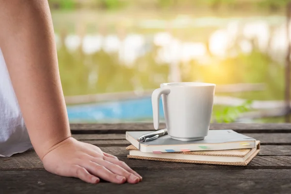 Tasse à café avec carnet sur table en bois rustique — Photo