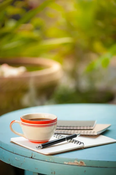 Notenook et tasse à café sur table en bois — Photo