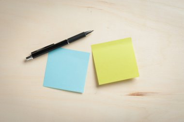 Ahşap masa üzerinde yapışkan kağıt