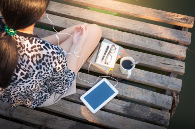 Ahşap köprü üzerinde küçük tablet