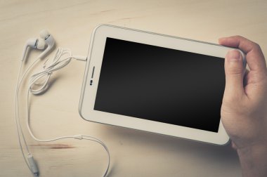 Küçük tablet pc ile kulak kulaklık