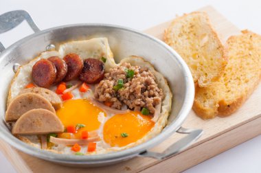 Tavada yumurta tost ile