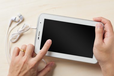 Küçük tablet pc ile kulak kulaklık
