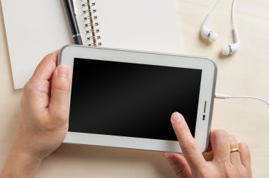 Küçük tablet pc ile kulak kulaklık