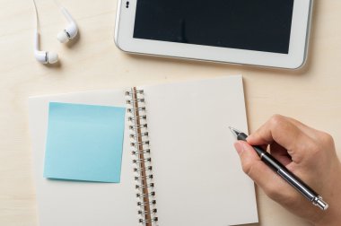 Dizüstü küçük tablet ile yazma