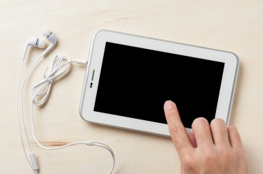 Küçük tablet pc ile kulak kulaklık