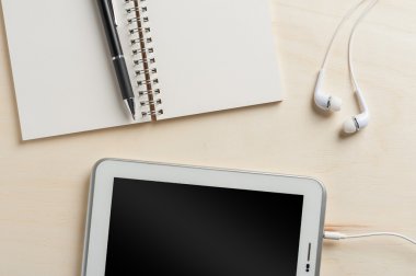 Defter yanında küçük tablet pc