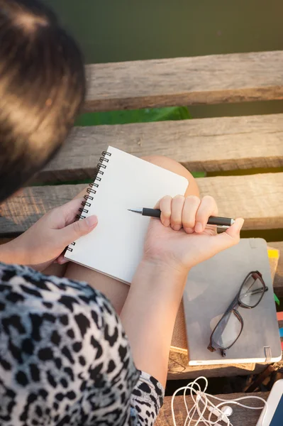 Молодая женщина пишет дневник — стоковое фото