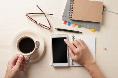Ahşap masa üstünde Smartphone