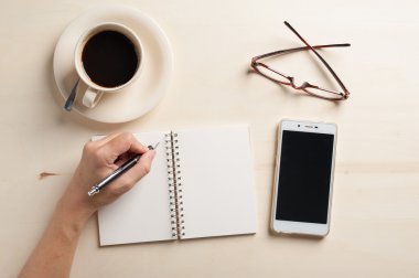 Küçük defter ve kahve fincanı