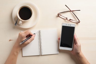 Küçük defter ve kahve fincanı
