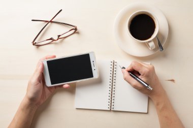 Küçük defter ve kahve fincanı
