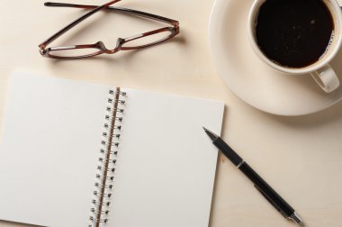 Küçük defter ve kahve fincanı