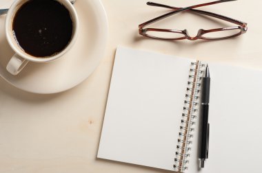 Küçük defter ve kahve fincanı