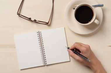 Küçük defter ve kahve fincanı