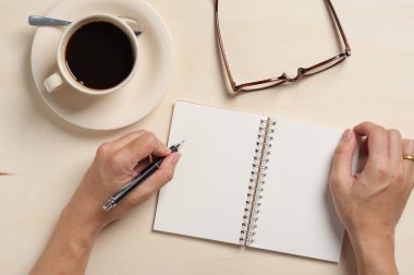 Küçük defter ve kahve fincanı