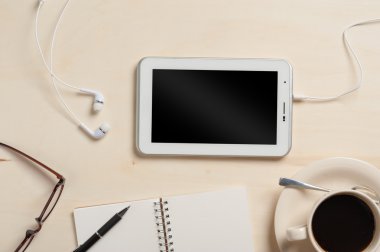 Ahşap masa üstünde Smartphone