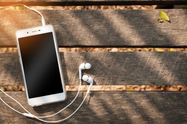 Ahşap masa üstünde Smartphone