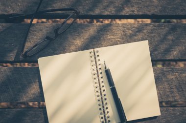 Ahşap masa üstünde not etmek