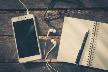 Ahşap masa üstünde Smartphone