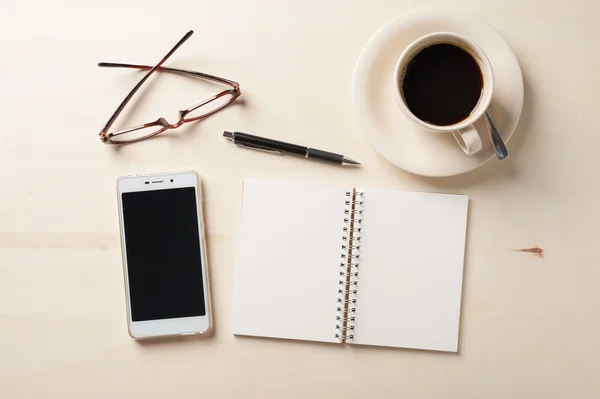 Pequeno caderno e xícara de café — Fotografia de Stock