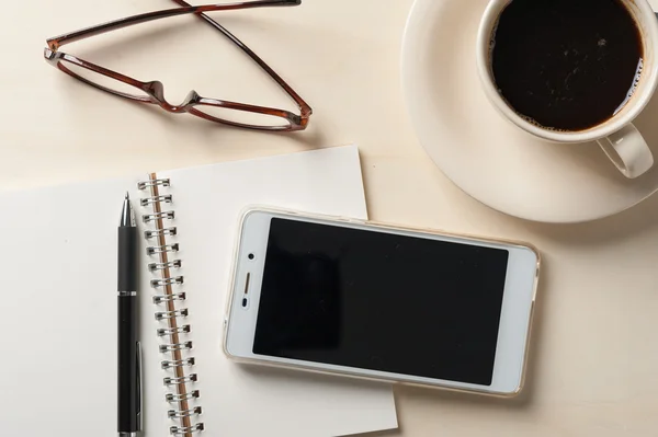 Smartphone na mesa de madeira — Fotografia de Stock